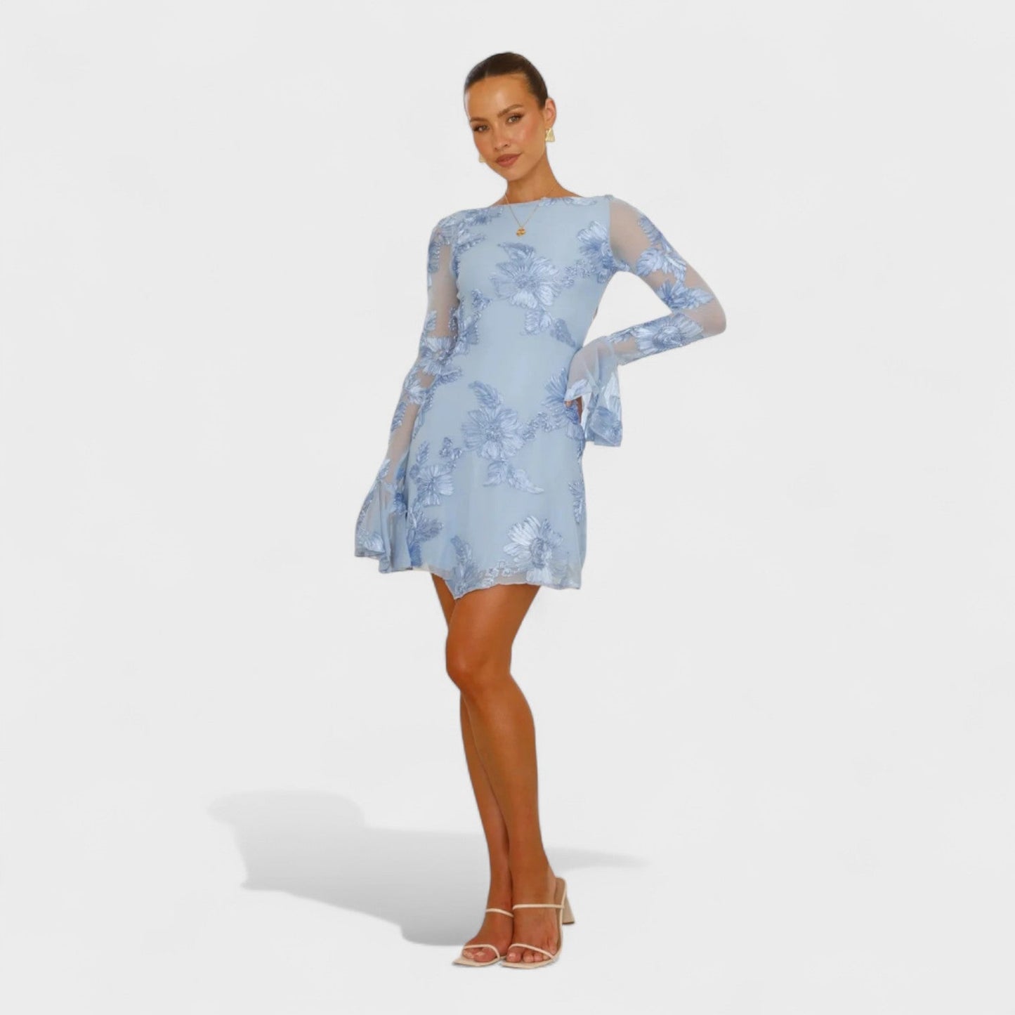 Julia - Vestido com encanto floral